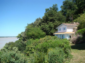 Maison dans falaise face à l'estuaire de la Gironde
